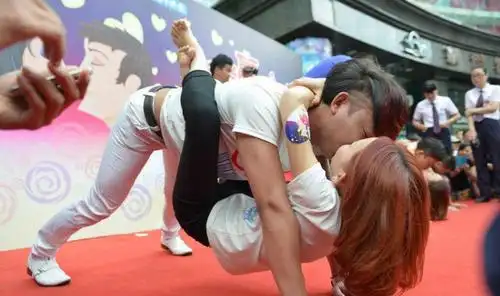 七夕接吻大赛街头上演,情侣秀各种高难度姿势累倒红毯
