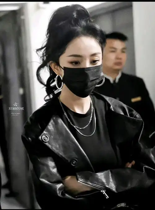 照片中,杨幂戴着耳骨钉,梳着高马尾,穿着黑色皮裙,露出修长美腿,狂拍