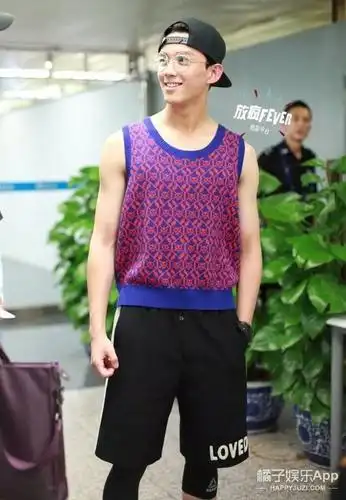 吴磊套上"毛"背心儿,机场上演肌肉秀!