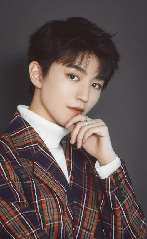 王俊凯的侧脸真好看