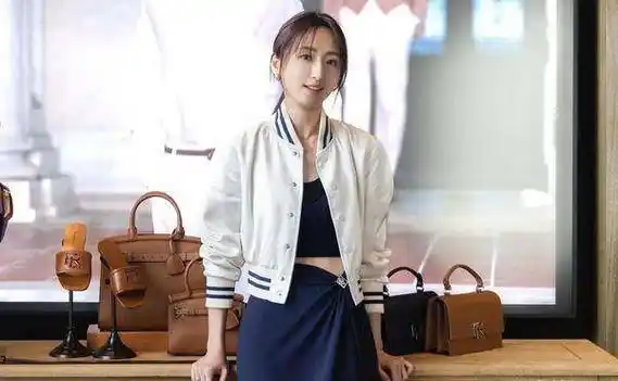 "专穿地摊货",活动礼服全靠赞助_聚餐_赵丽颖_林依晨