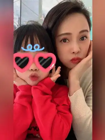 伊能静晒小米粒唱歌视频!6岁个子又长高,唱英文歌表白妈妈