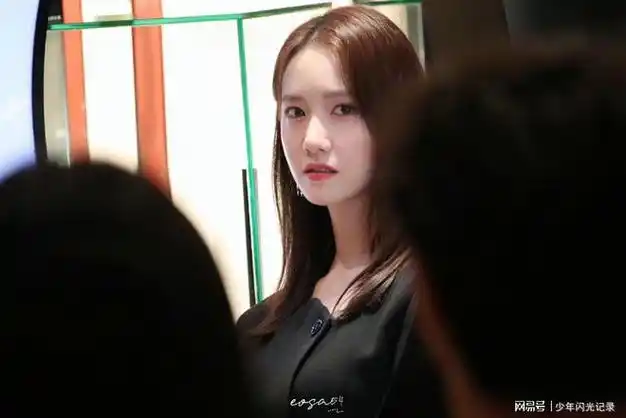 林允儿西装短裙飒爽干练 清冷松弛演绎都市女精英