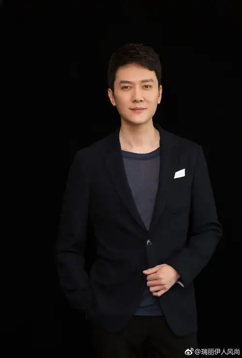 冯绍峰 空降长沙亮相某活动,一身ports深色西服,搭配蓝色t恤,简单的