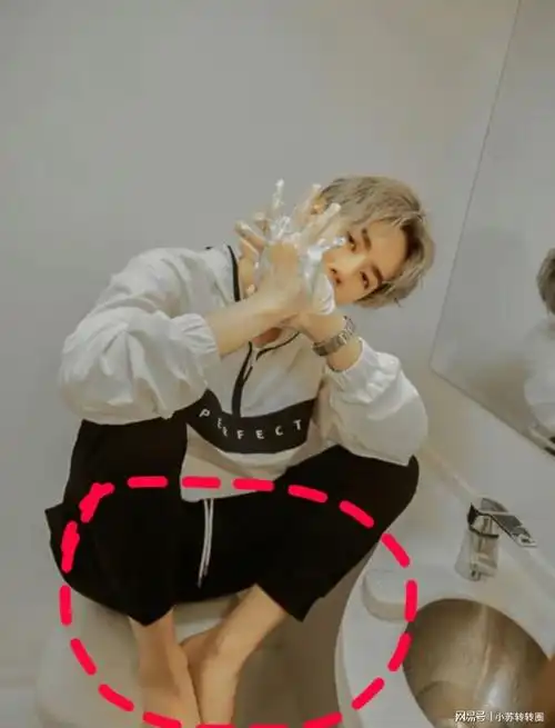 王一博坐在"马桶上"拍照,全程光着脚丫,满手的泡沫成亮点