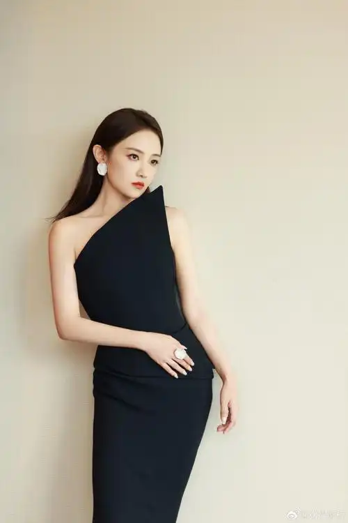 欢娱影视演员@吴佳怡_six今日出席第37届大众电影百花奖颁奖典礼.