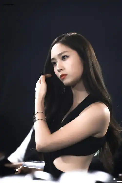 郑秀晶露腰黑裙