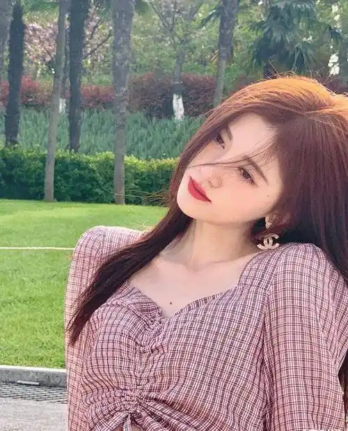 原创26岁鞠婧祎晒春游美照站在台阶上凹造型那刻确定身高159