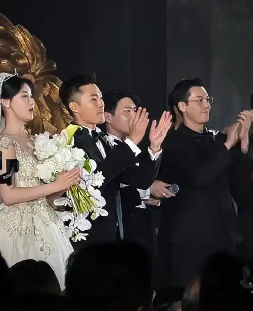 陈伟霆给好兄弟当伴郎,金丝眼镜黑西装造型,妈妈和哥哥也来了