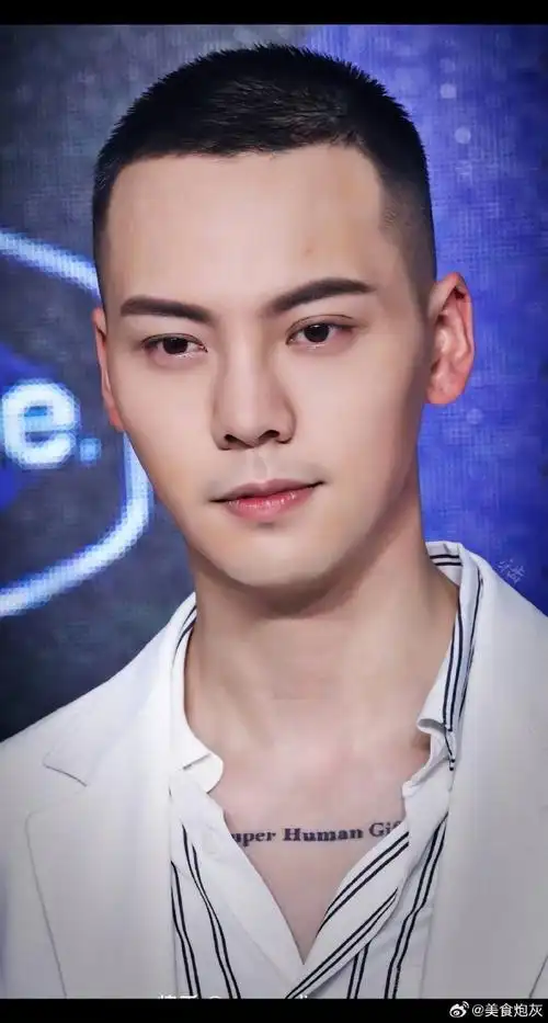 陈伟霆连续3天回何穗家#陈伟霆对寸头的精准把控!陈伟霆|陈伟霆超话