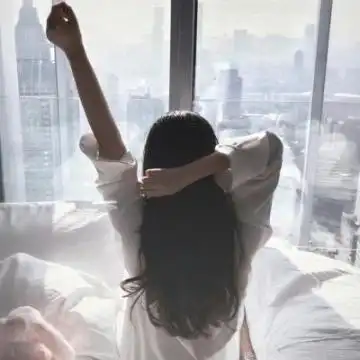 长发女生的唯美背影旧城时光那么美