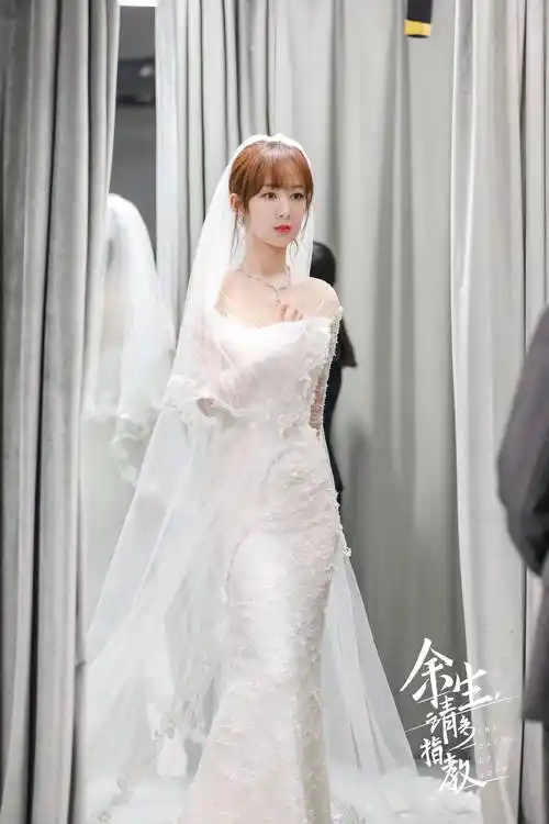 杨紫热播剧婚纱造型曝光身材窈窕面容娴静气质佳