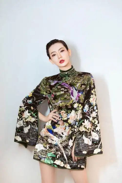 旗袍 运动鞋,这搭配有特点,也就戚薇hold住