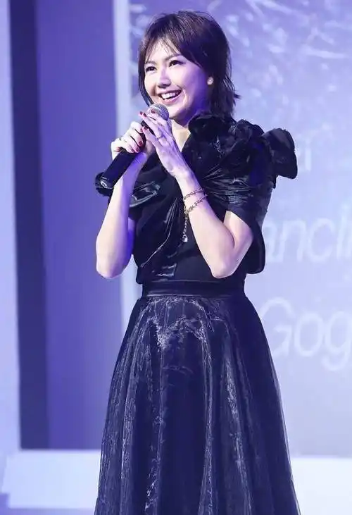 孙燕姿这么多年没啥变化,就算穿着黑色的纱裙,看着也不显老态_形象