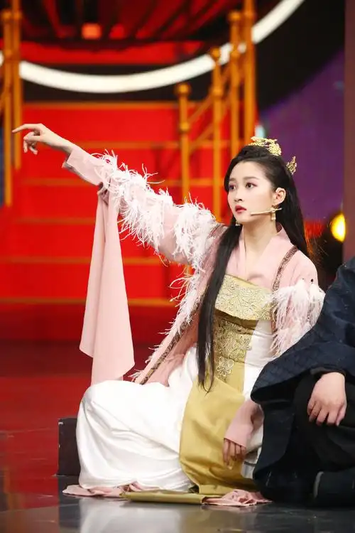 关晓彤古装扮相亮瞎眼!穿大红袍抹大红唇,气质高贵冷艳