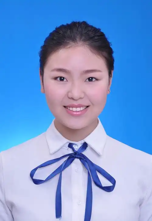 拍摄特色 拍摄人数 1人 拍摄风格 纯色背景 拍摄手法 艺术 造型 服装