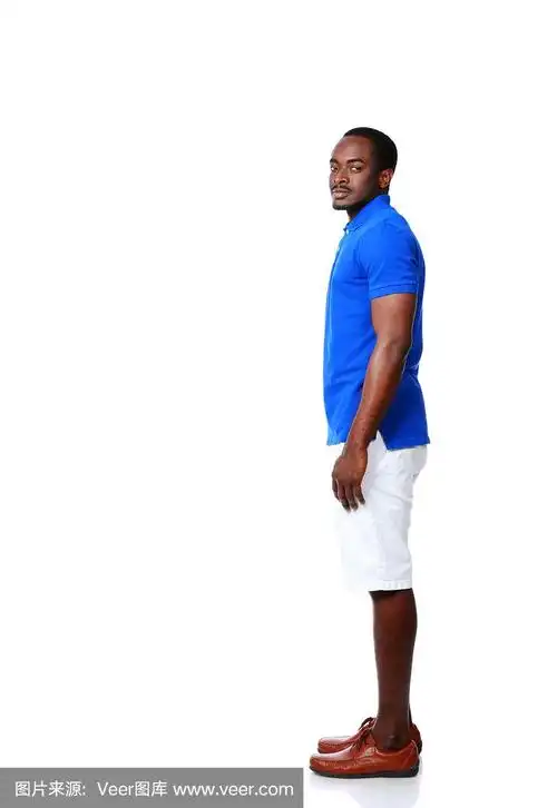 侧面肖像的非洲人站着