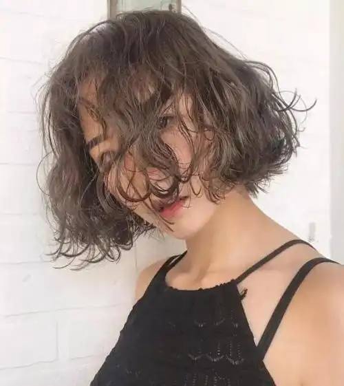 烫发发型女中短发2021,就是这样潮的发型