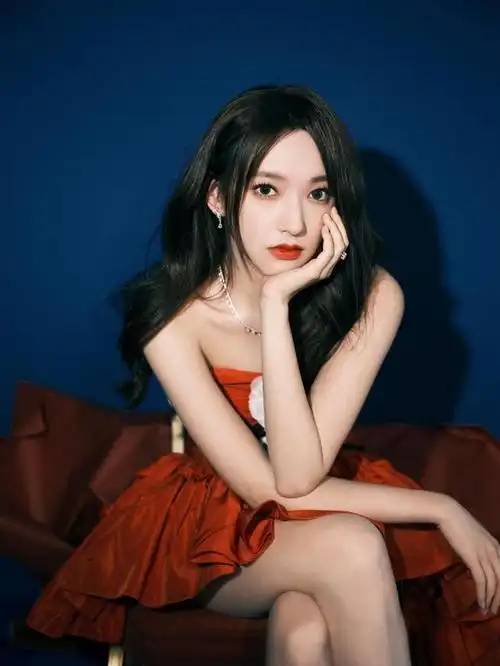 程潇大红色连衣裙性感美腿写真.