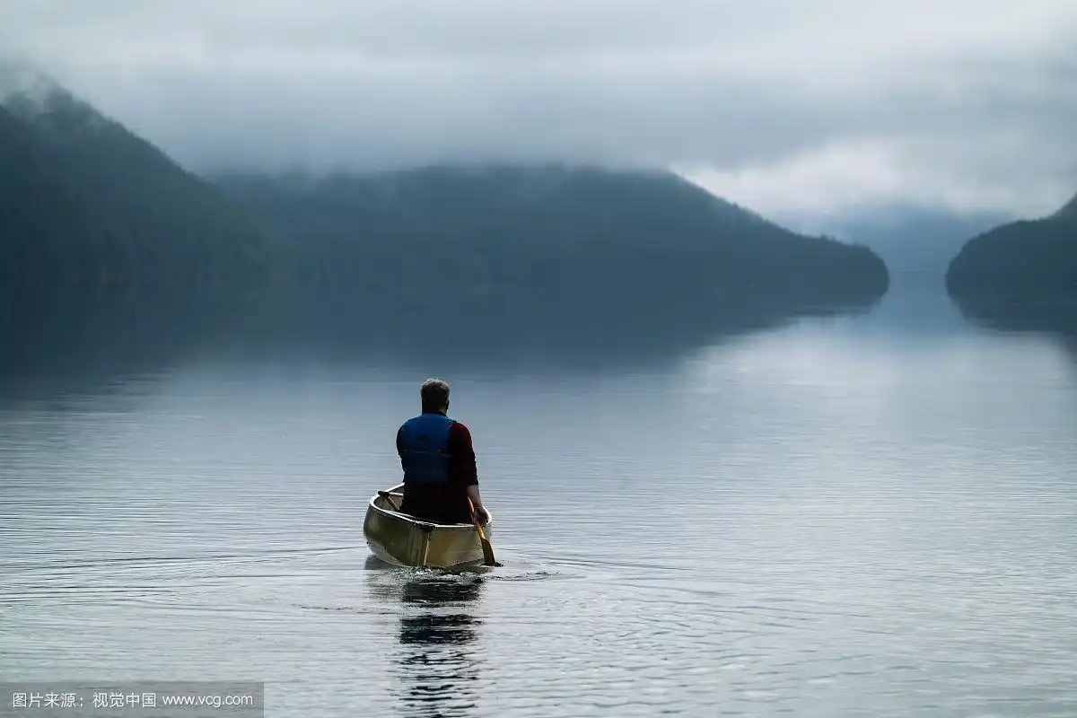 加拿大金耳省立公园的湖面上划船的人的背影