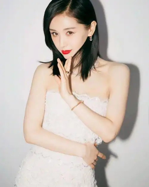 王子文放飞自我身穿性感露腰鱼人裙展现好身材网友真敢穿