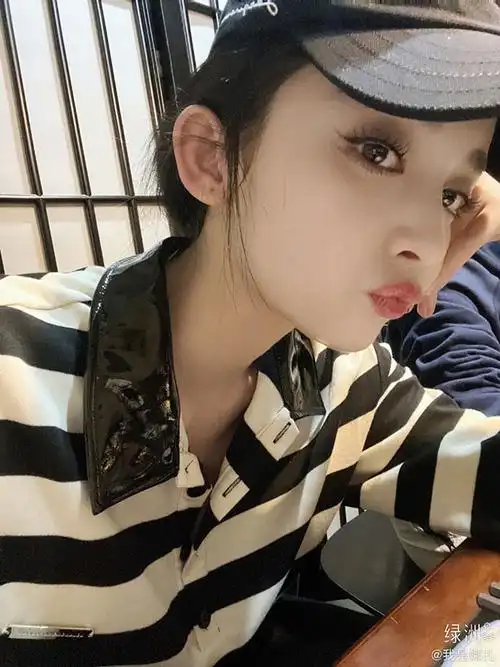 古力娜扎戴棒球帽托腮嘟嘴卖萌