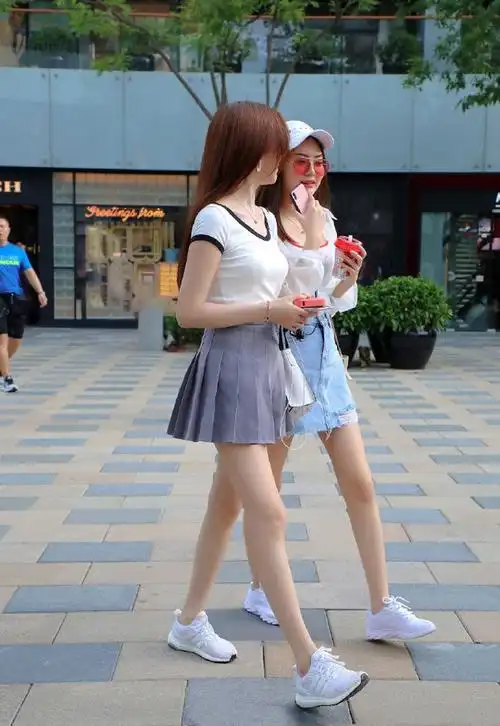 街拍美女:小姐姐穿体恤搭配百褶短裙,洋溢着清纯和甜美