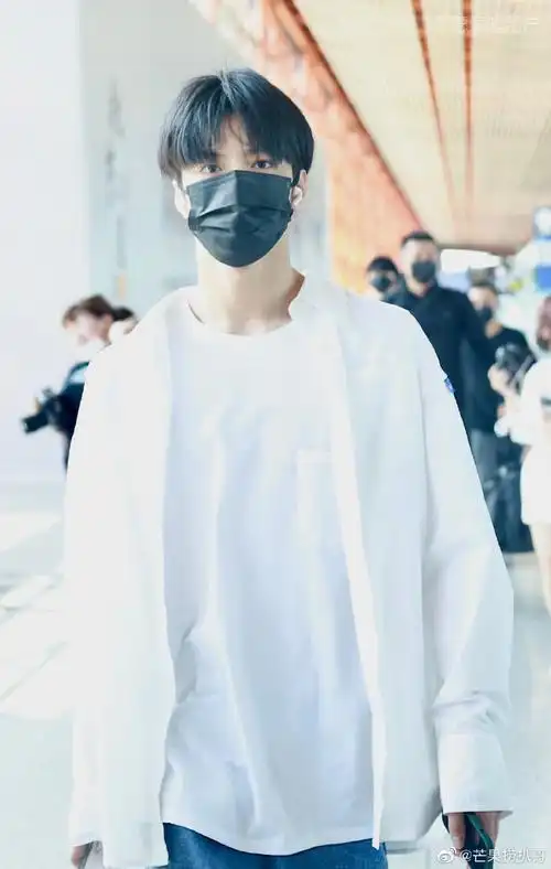 时代少年团机场照#刘耀文秋日机场穿搭,酷帅黑色风衣,带你感受15岁小