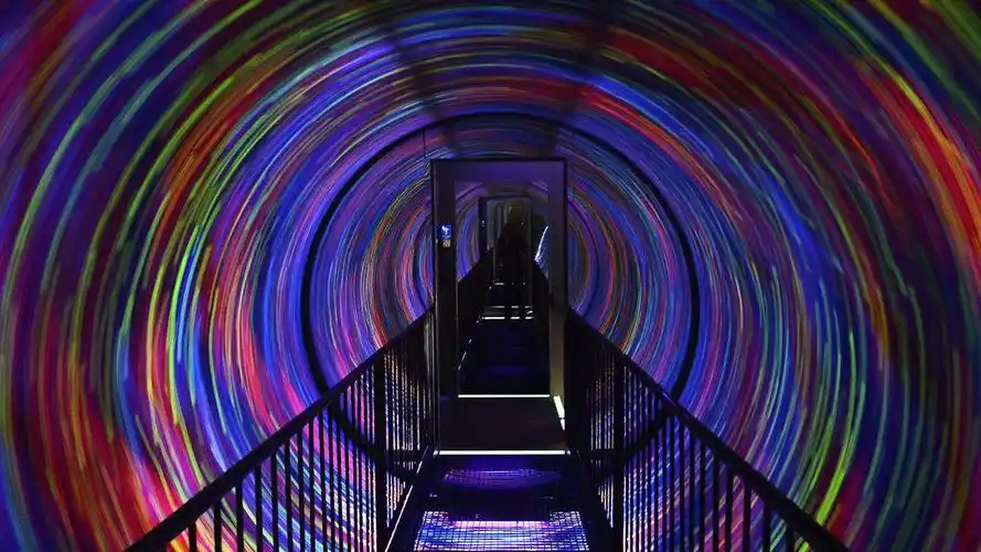 微软win10创意幻彩锁屏桌面壁纸 - tt98图片网