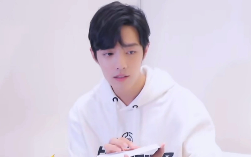 原创《王牌》路透,肖战笑得太憨一秒变沉重,提前过上老年生活打太极