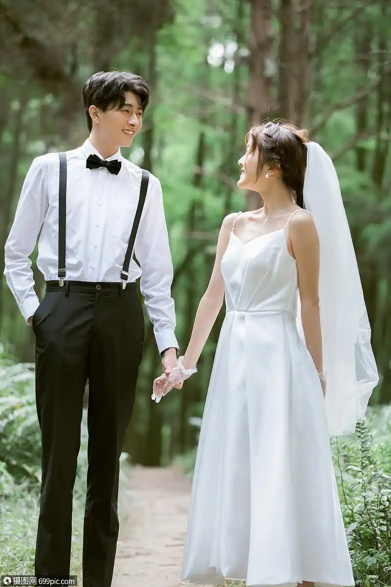 幸福情侣甜美婚纱照美女恩爱