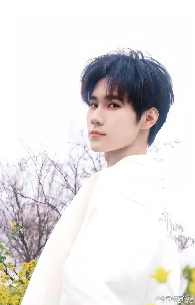 张真源油菜花田写真曝光,网友赞其阳光帅气,青春气息扑面而来!