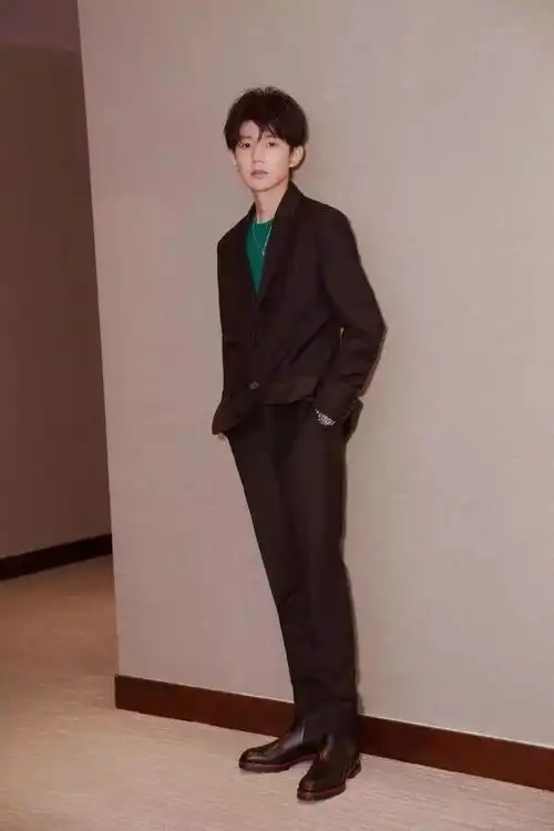 王源未见过系列,面对这样的腿我竟然无言以对!_身材