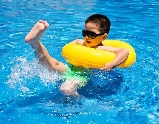 10岁男生游泳用不用穿泳裤