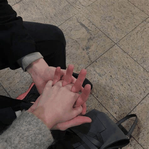 有相识几个小时就奔现成功,有悄咪咪踏上动车勇敢追爱,还有两人一狗