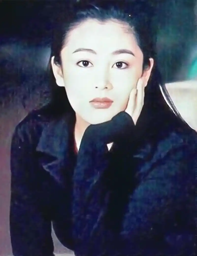 陈红年轻时的照片,真的一直是我们心目中清新美丽的嫦娥姐姐啊