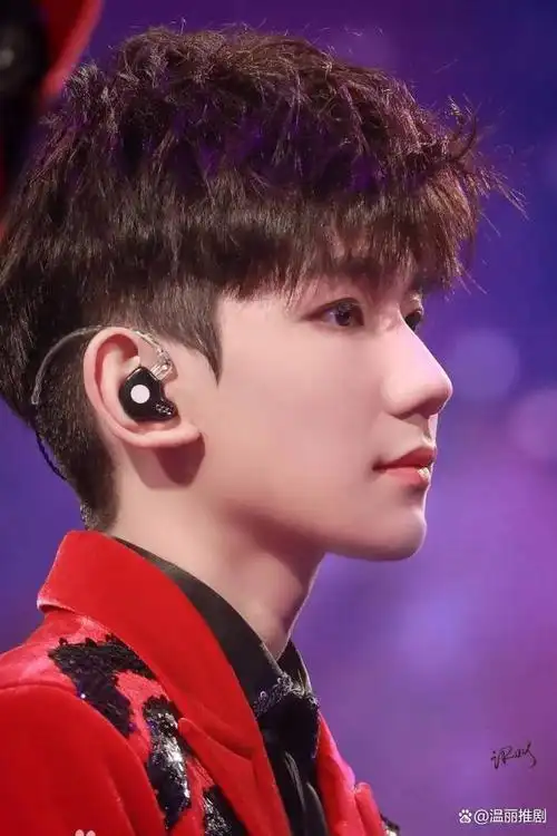 紧接着的2021年,在人们期待的春色中,王源带着专辑《夏野了》如约而至