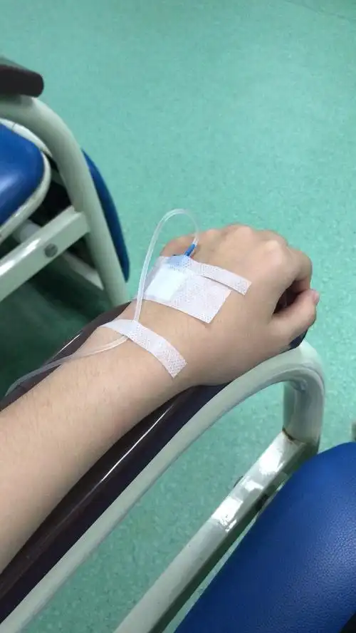 一个人在医务室吊针到凌晨