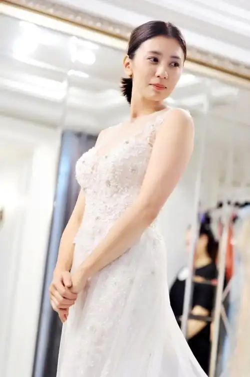 冻龄女神贾静雯,穿纯白婚纱与咘咘亲密合照,幸福且温馨!_新浪看点