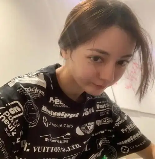 迪丽热巴素颜照 卸妆后真实图片