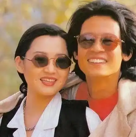 对这位青春靓丽的新人表现出过度的关心,导致两人关系变得颇为微妙