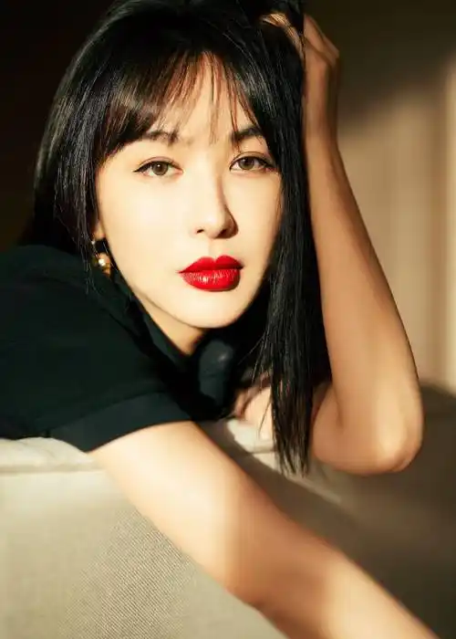 尤物啊!36岁李菲儿,着实性感迷人啊!_表演_观众_角色