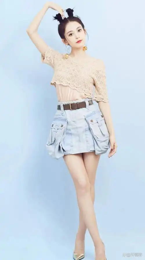 被古力娜扎的穿搭惊艳到了!针织衫配短裙时髦又高级,气质真好!