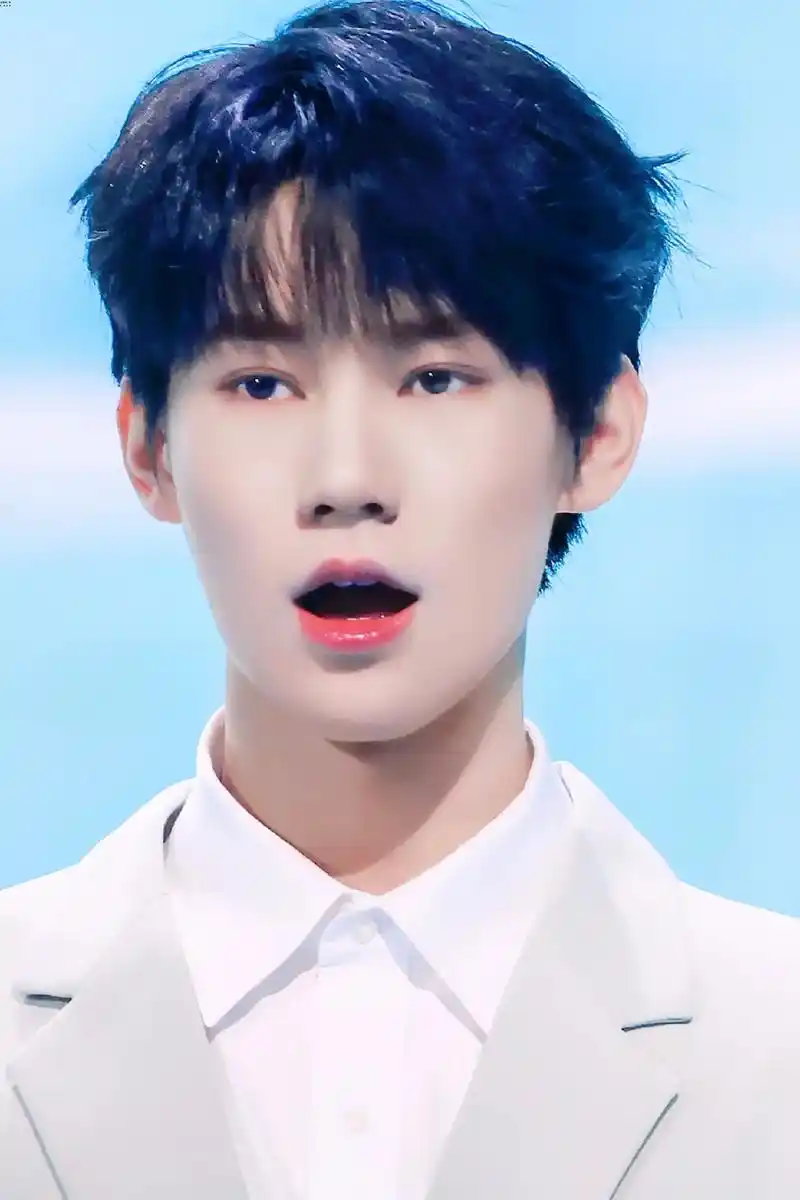 清新帅气笑容满分.#张真源#时代少年团 #笑容 #185大帅 - 抖音