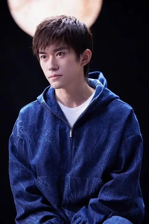 无眠侧拍花絮#易烊千玺《今夜无眠》侧拍花絮来了,今日份营业帅照有