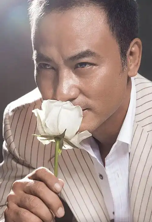 早年,任达华刚步入演艺圈时,结识了空姐何瑞意,情窦初开的两个年轻人