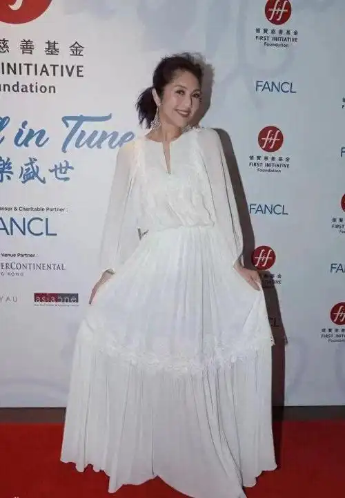 杨千嬅胖出了太太范!穿白裙满面春光很年轻,老公陪伴像保镖