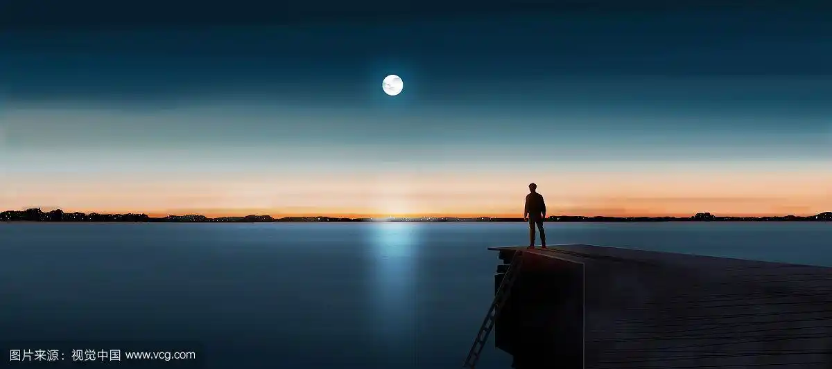 站在海边码头上等人的男人