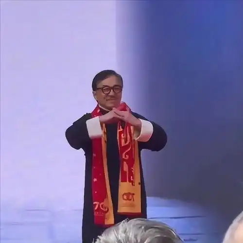 70岁成龙现身参加活动,头发花白尽显老态,大家的偶像确实老了