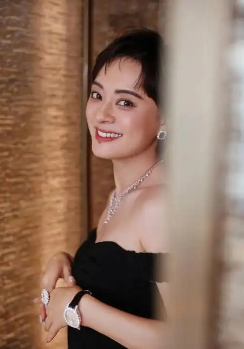 40岁孙俪穿抹胸深v黑裙秀美背 戴奢华珠宝尽显雍容